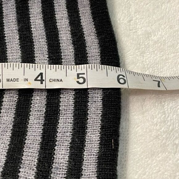 One size little kid Unisex Heathtex black and gray striped stretch beanie hat - Picture 6 of 6